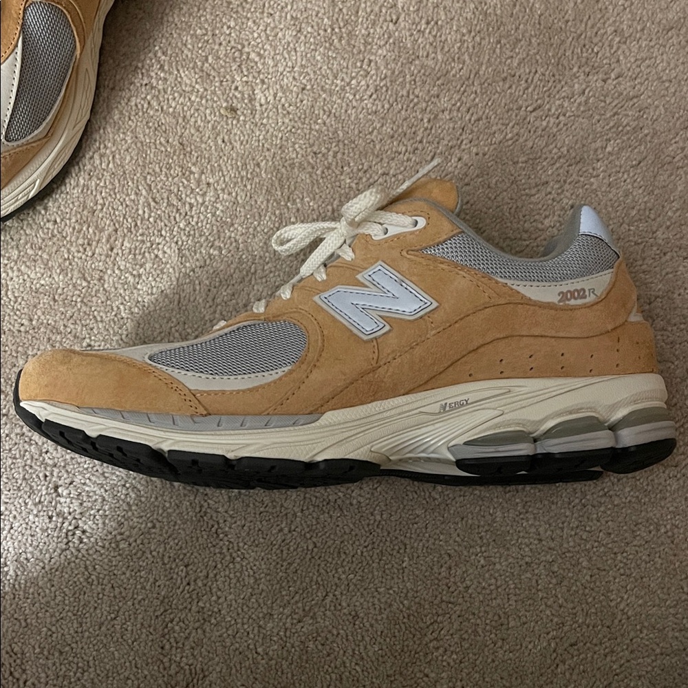 New Balance 2002R Men's Beige and Gray Sneakers 👟 - Picture 2 of 7